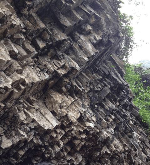 峨眉山玄武岩是大陆裂谷的喷溢产物,广布与黔川接壤地带,面积30余万