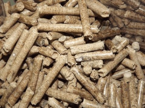 杂木生物颗粒 生物质燃料原材料分布非常广泛,加工工艺先进,成品颗粒